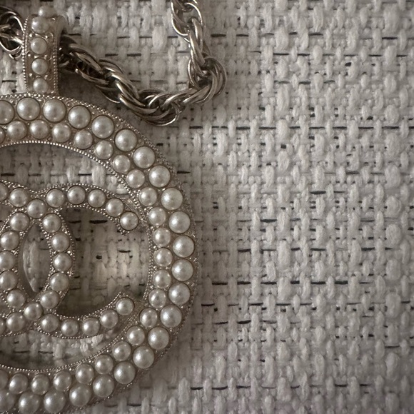 Auth Chanel CC Logo Round Pearl Pendant Necklace Light Gold Hardware - Picture 6 of 10